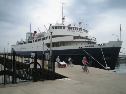 Anche questa enorme Barca attende di navigare sul Lago Michigan