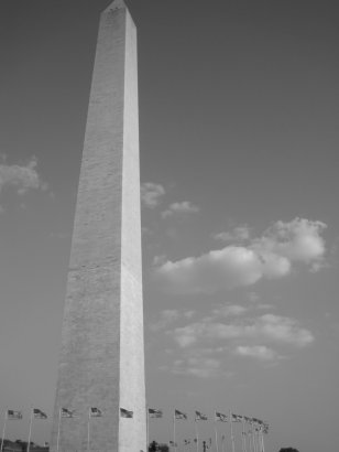 Un enorme obelisco. Notate le due tonalità diverse ? Avevano finito i soldi, i lavori ripresero più tardi