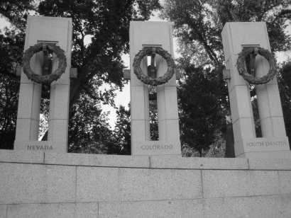 Diverse colonne con corone d'alloro circondano tutto il Memorial. Una per ogni stato