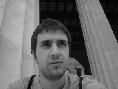 Siedo stanco sulle scalinate del Lincoln Memorial