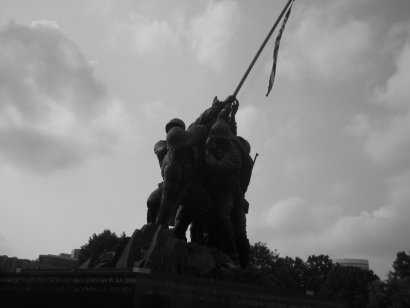 Questa statua ricorda tutti i caduti del corpo dei Marines