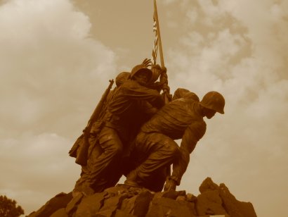 La statua riproduce una foto scattata da Joe Rosenthal che valse al suo autore il premio Pulitzer