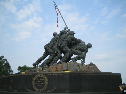 Rappresenta 6 soldati mentre piantano la bandiera sull'isola di Iwo Jima, battaglia fondamentale della II Guerra Mondiale